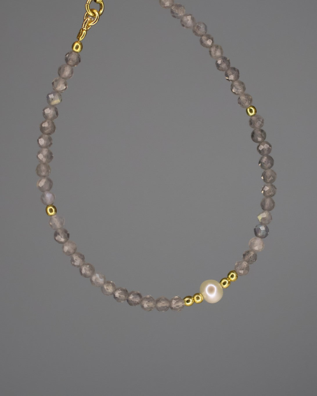Beaded bracelet (grey)