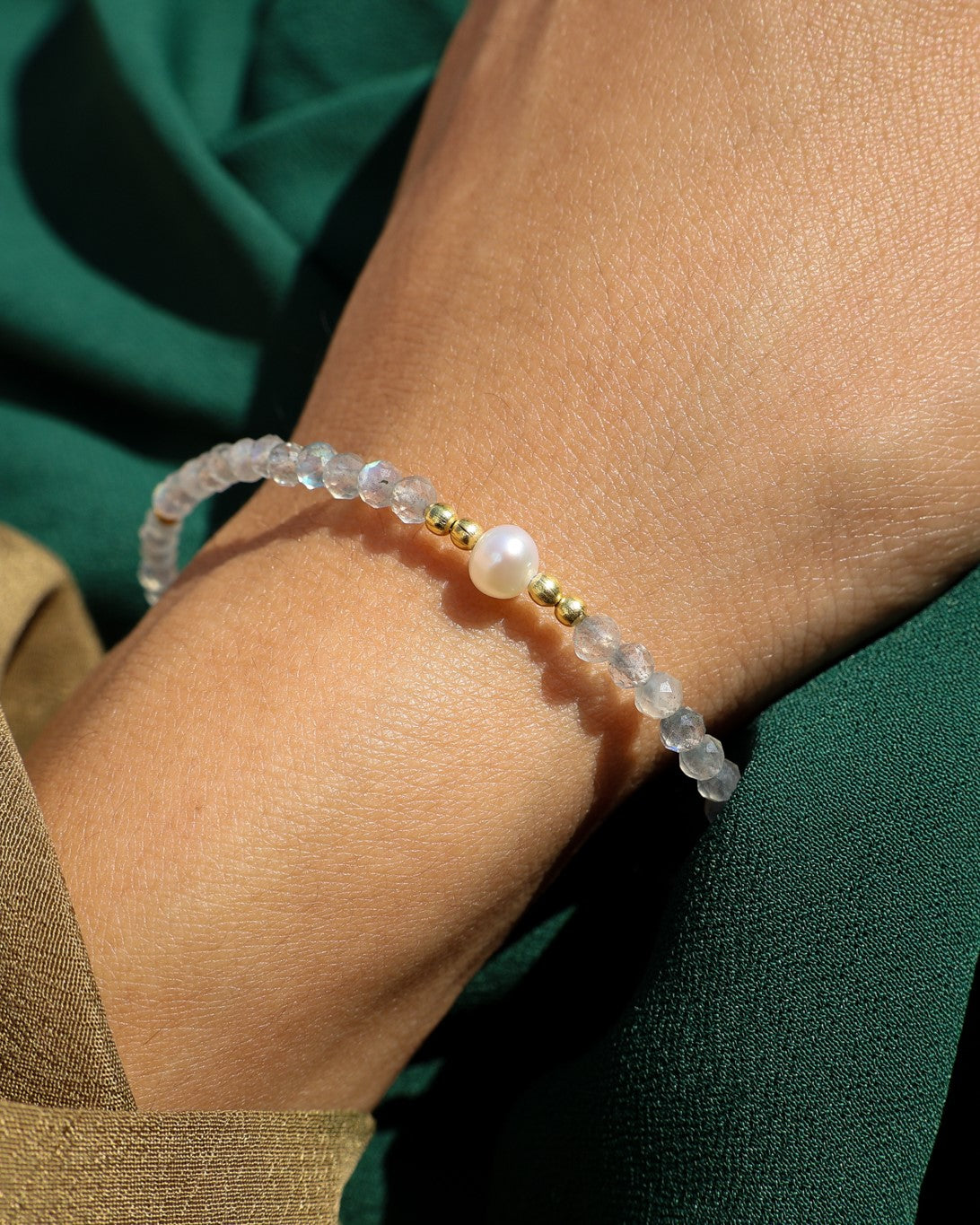 Beaded bracelet (grey)